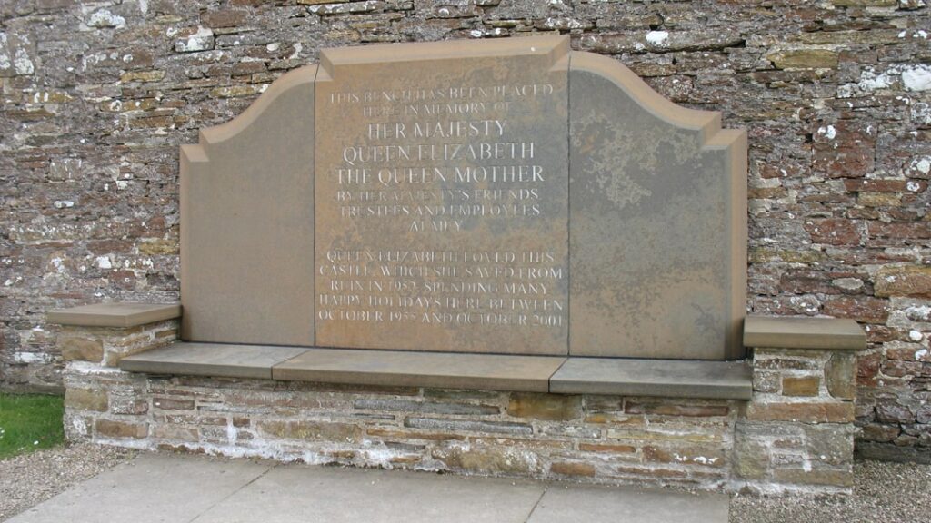 Memorial bench to Queen Elizabeth, the Queen Mother