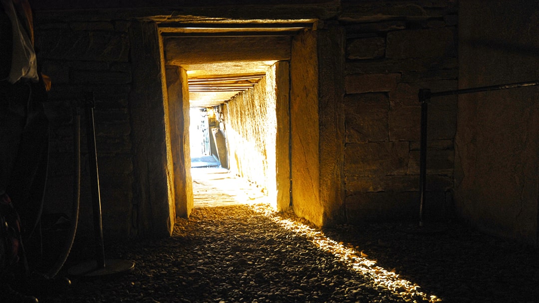 The setting sun aligns with Maeshowe's entrance during midwinter