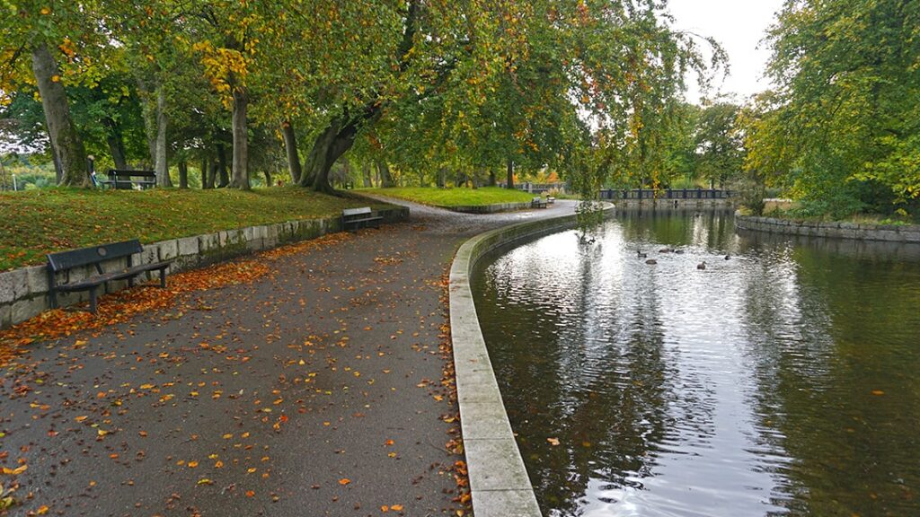 Walking by the linked lakes in Duthie Park